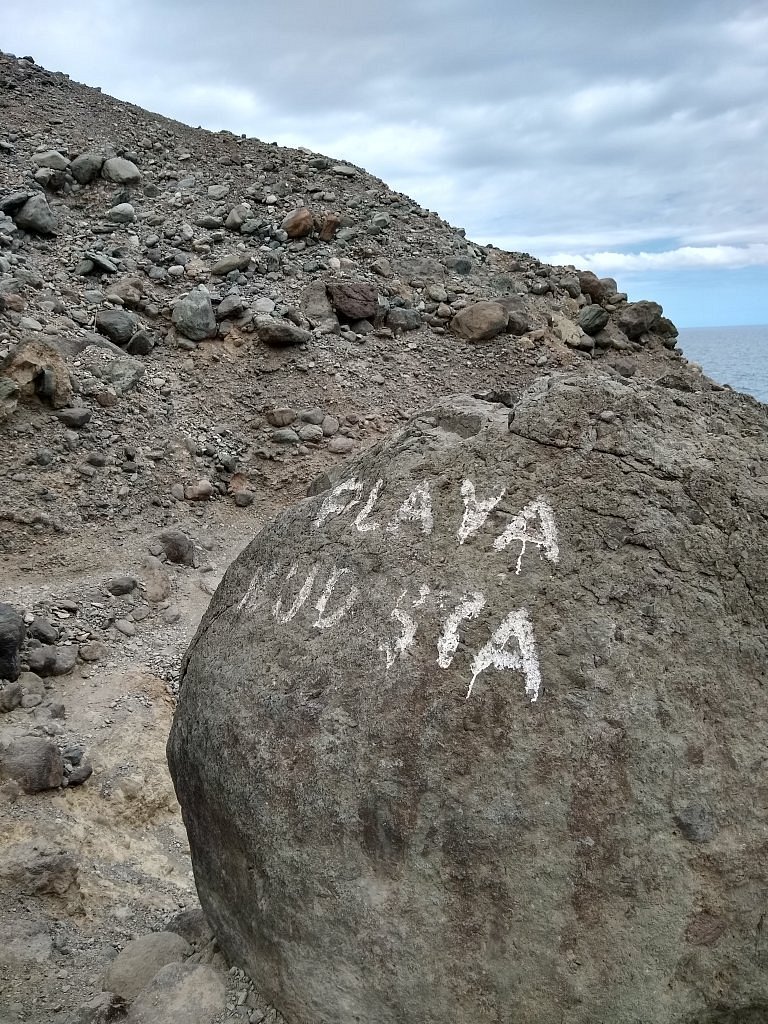 playa nudista montaña arena