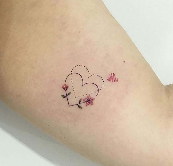 tatuaje corazon con flores