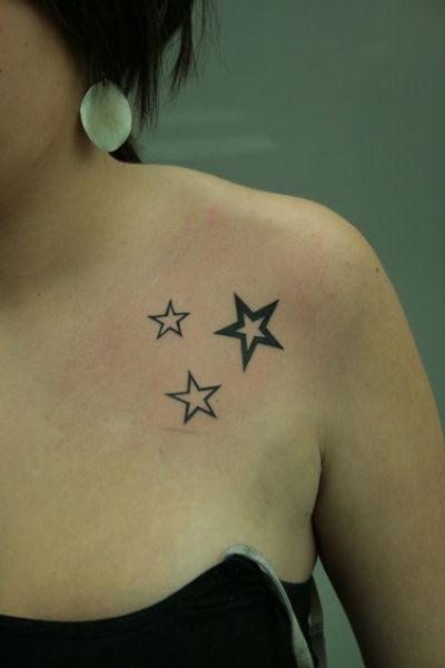 tatuaje estrellas hombro mujer