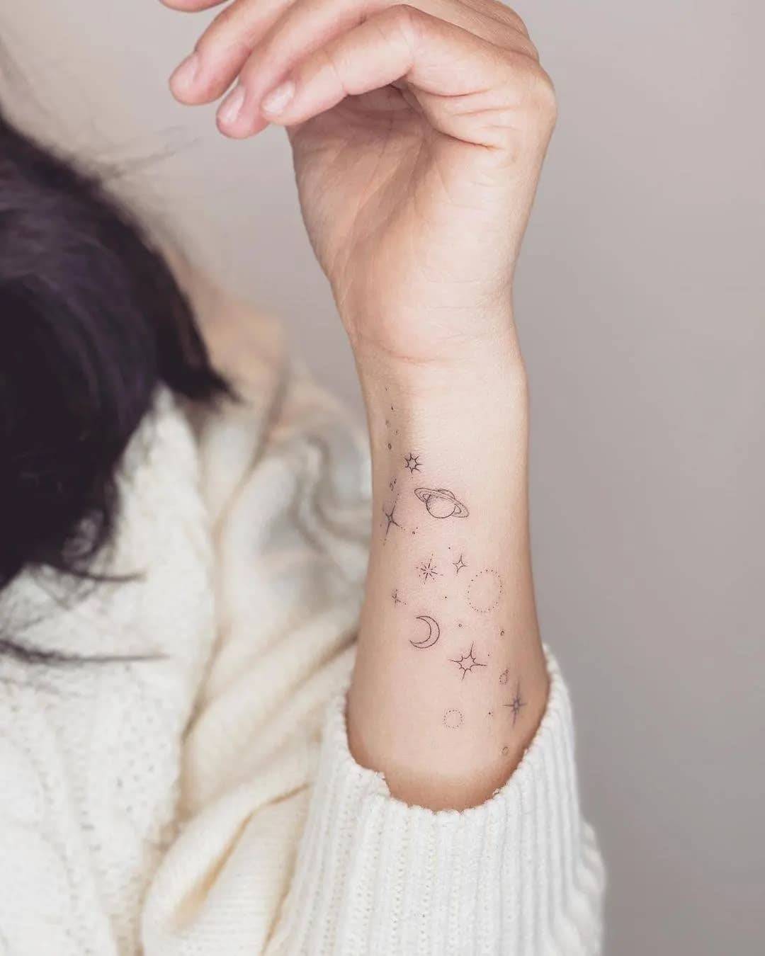 tatuaje galaxia minimalista