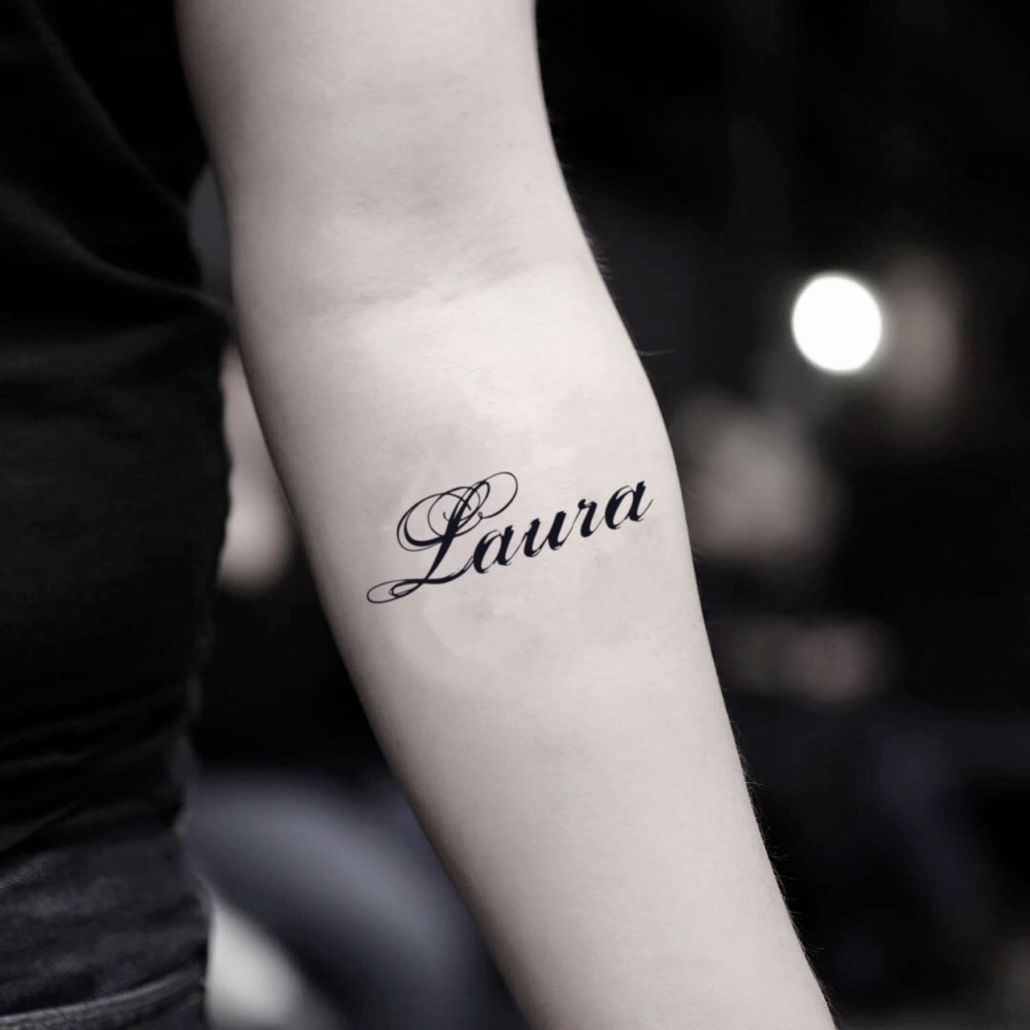 tatuaje nombre laura