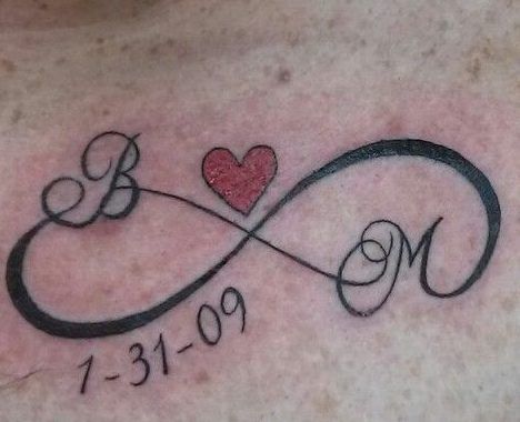 tatuajes de infinito con iniciales