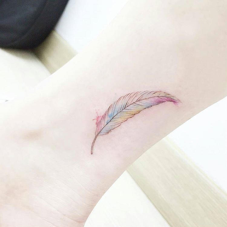 tatuajes de plumas pequeñas