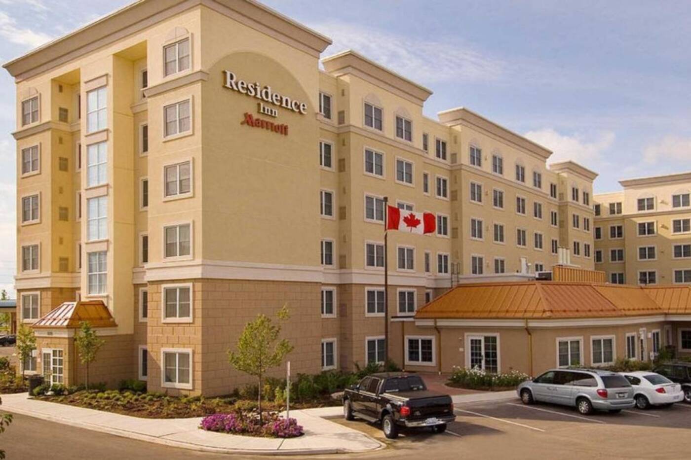 toronto airport hotels with long term parking